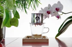 Vietnamesisches Kaffee-Starterset VietBeans Gemahlen - 2 X 250g Gemahlener Röstkaffee + Filter (Phin) + Gez. Kondensmilch 13 Vietnamesisches Kaffee-Starterset VietBeans Gemahlen - 2 X 250g Gemahlener Röstkaffee + Filter (Phin) + Gez. Kondensmilch -Drink World Store 485d1f83d7f3fe11c2b7acb87c1ea827