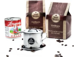 Vietnamesisches Kaffee-Starterset VietBeans Gemahlen - 2 X 250g Gemahlener Röstkaffee + Filter (Phin) + Gez. Kondensmilch 10 Vietnamesisches Kaffee-Starterset VietBeans Gemahlen - 2 X 250g Gemahlener Röstkaffee + Filter (Phin) + Gez. Kondensmilch -Drink World Store d7181f7d2ef11274d0cc4f39fc4f87b5